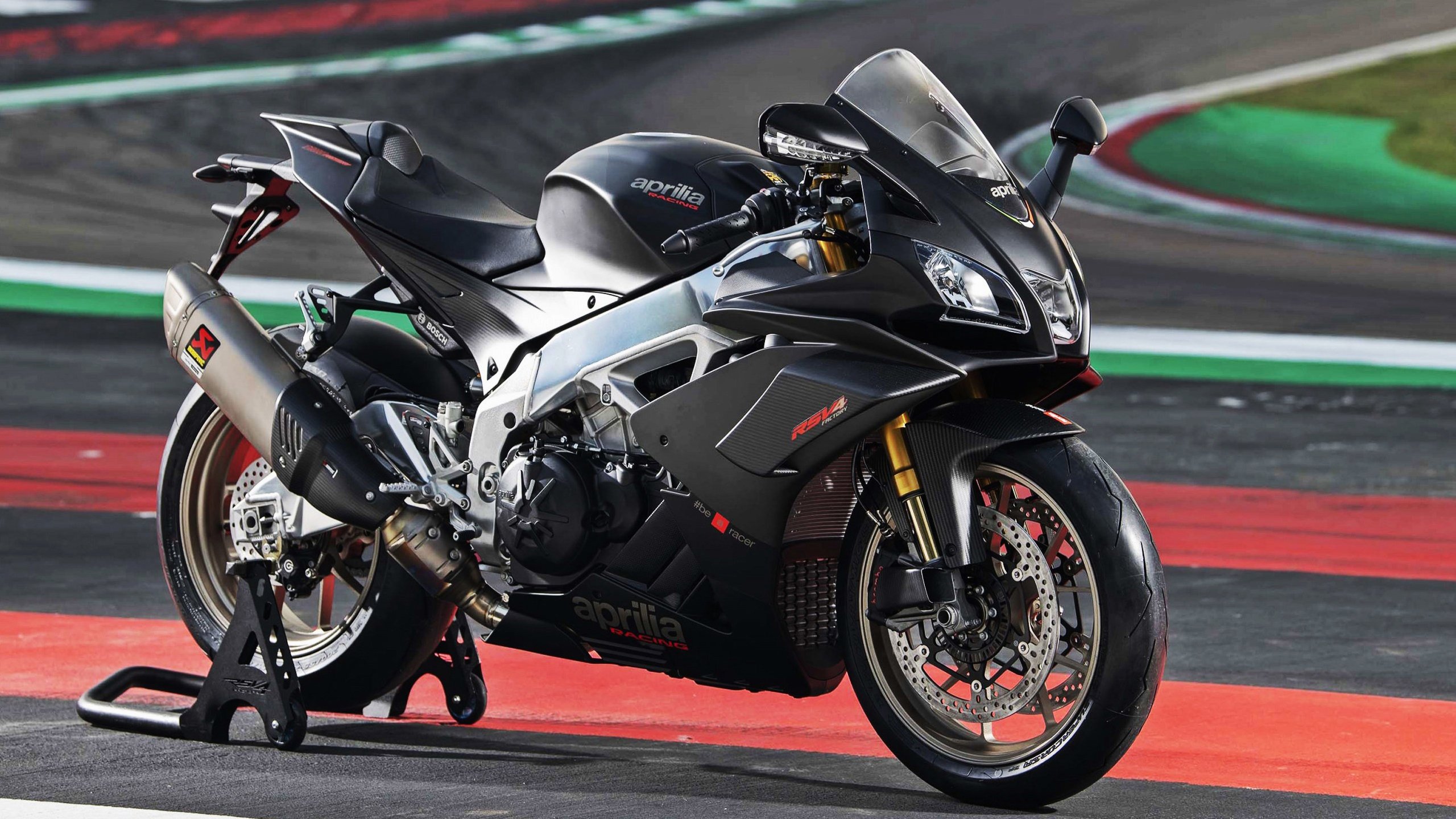 女子篮球青年队推行个性化技术训练方案,女子篮球队风采展示