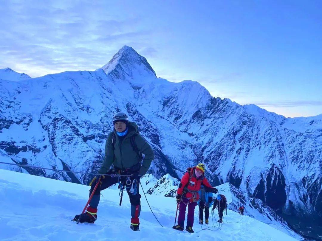 B体育:登山探险，征服自然高峰